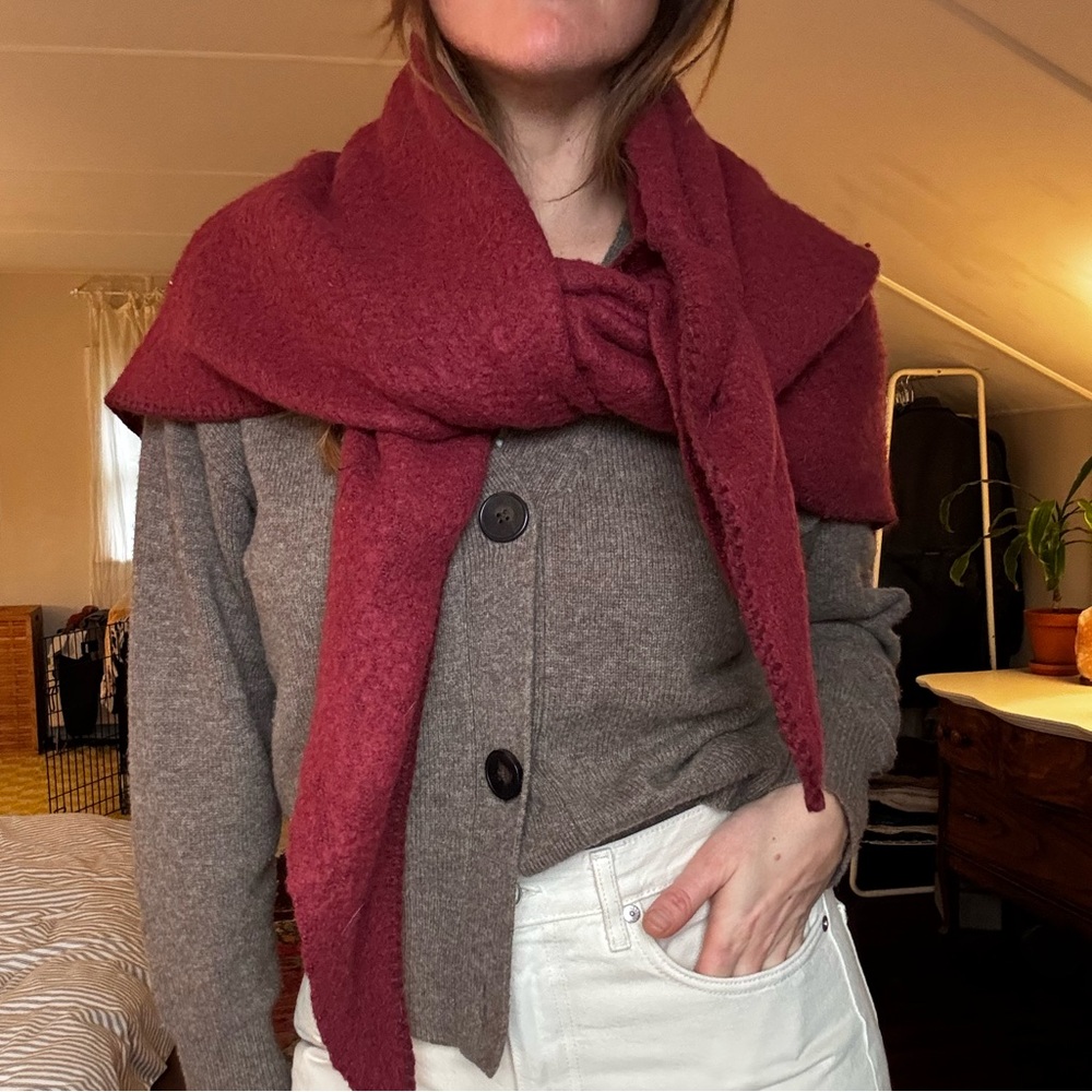 Triangle Scarf - Picture 2 of 7